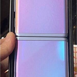 Brand New
Samsung Galaxy
Z Flip 256 GB in Mirror Purple
AT&T Carrier